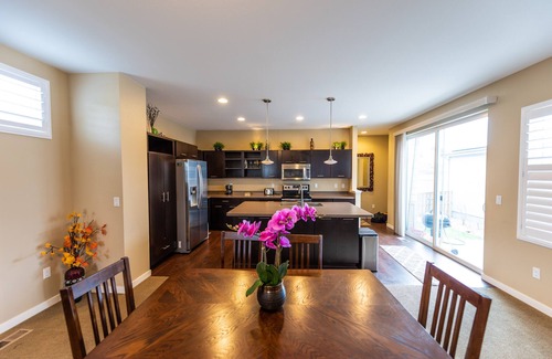 Northridge House | Beautiful Contemporary -3 Level Home@best location