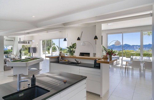 La Croix des Gardes Villa | Beautiful contemporary villa, with splendid panoramic sea view