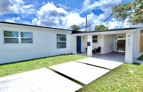 West Hollywood House | Beautiful Corner Home 3BRs with Pool and Hot Tub