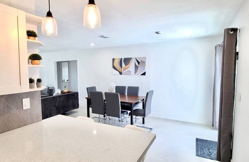 West Hollywood House | Beautiful Corner Home 3BRs with Pool and Hot Tub