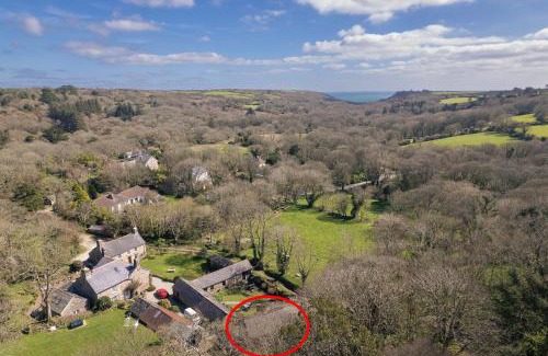 Castallack Apartment | Beautiful Cornish barn in the stunning Lamorna valley with large garden