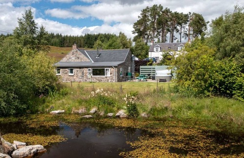 Blairgowrie Cottage | Beautiful cosy 2 bed cottage with woodburner & hot tub overlooking small lake