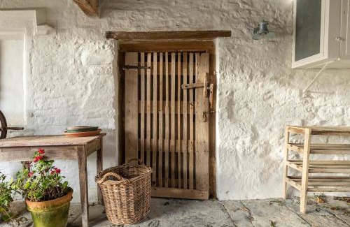 Tytherington House | Beautiful Cotswold Farmhouse with Hot tub