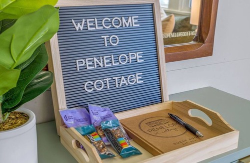 Atlanta Cottage | Beautiful Cottage in the City with Fenced Backyard