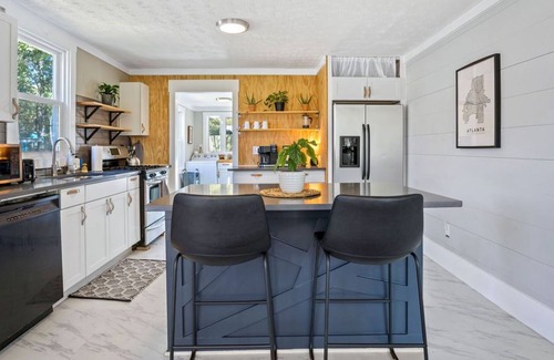 Atlanta Cottage | Beautiful Cottage in the City with Fenced Backyard