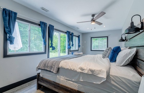 North Kawartha Cottage | Beautiful Cottage near Chandos Beach with Hot Tub