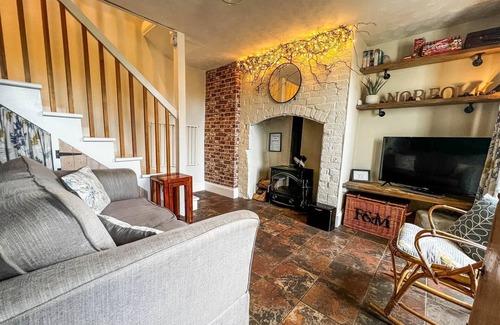 Pentney Cottage | Beautiful country cottage with a private hot tub in Norfolk ref 99002HC