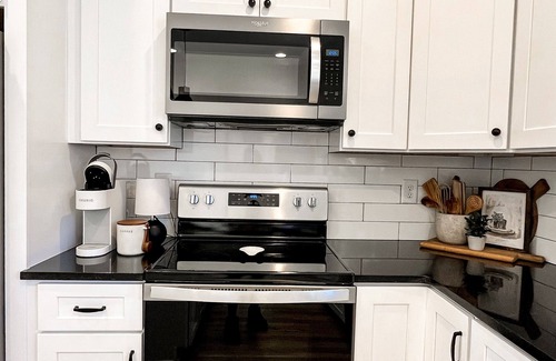 Auburn Cottage | Beautiful cozy cottage located within a mile from Jordan-Hare Stadium