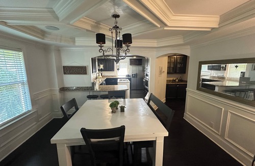 Commonwealth House | Beautiful Custom Renovated Downtown Bungalow!