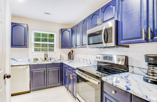 Savannah House | Beautiful & dog-friendly duplex with patio, WiFi & central AC