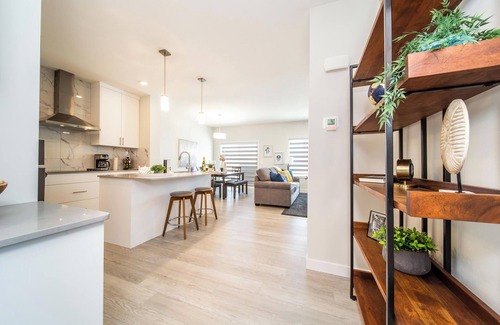 Leduc County House | Beautiful Elegant Home Sleeps 10! (With AC)