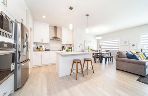 Leduc County House | Beautiful Elegant Home Sleeps 10! (With AC)