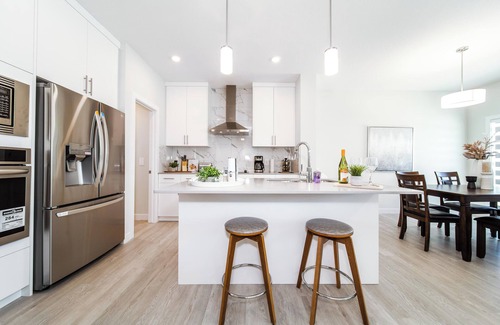 Leduc County House | Beautiful Elegant Home Sleeps 10! (With AC)
