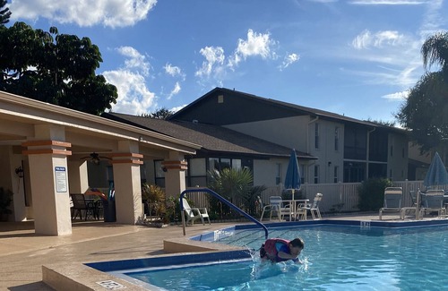 Holiday Villa | Beautiful End Unit 2b/2b Villa on the Lake