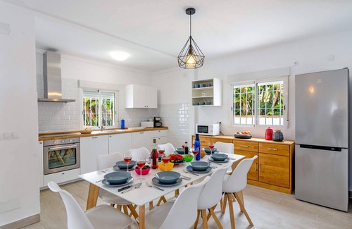 El Faro Villa | Beautiful villa with private pool in the center of La Costa del Sol with sea views.