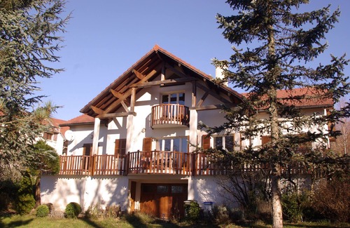 Montcusel House | Beautiful family residence on the lake route