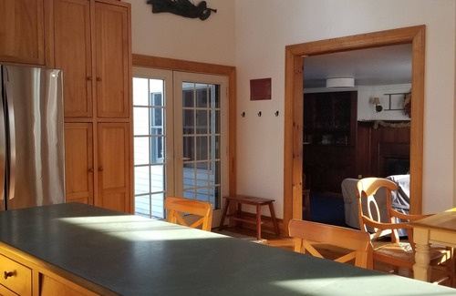 Edgecomb House | Beautiful farmhouse on the Boothbay Peninsula! Leaf peeping and Gardens Aglow!