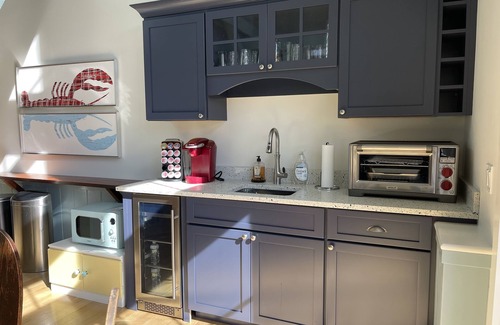 Freeport House | Beautiful farmhouse with hiking trails/kayaking. 5 minutes to town or ocean!