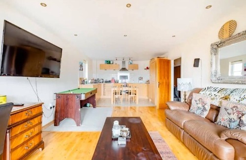 Grangetown Apartment | Beautiful flat w/balcony, pool table & 55" TV