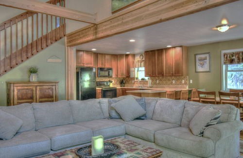 Albrightsville Ski Chalet | Beautiful four season chalet in lake community with WIFI, Central Air