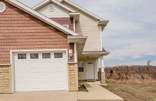 St. Robert House | Beautiful Fully Furnished Townhome