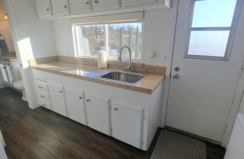 Coulterville House | Beautiful Fully Remodeled 2-bedroom Home with WiFi, AC and a Serene Lake View!