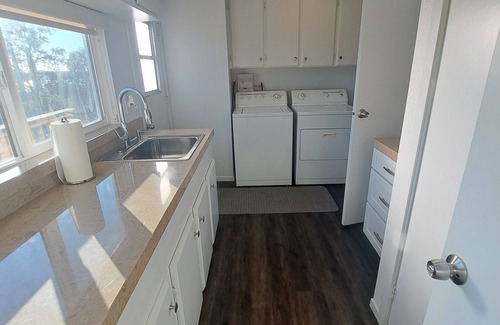Coulterville House | Beautiful Fully Remodeled 2-bedroom Home with WiFi, AC and a Serene Lake View!