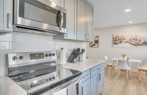 Roosevelt Apartment | Beautiful Furnished 2 Bedroom w Fast Wi-Fi + Parking Space + Central DT Location