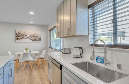 Roosevelt Apartment | Beautiful Furnished 2 Bedroom w Fast Wi-Fi + Parking Space + Central DT Location