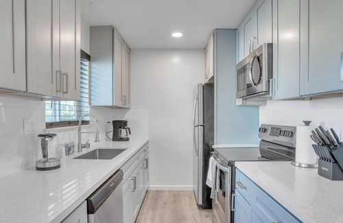 Roosevelt Apartment | Beautiful Furnished 2 Bedroom w Fast Wi-Fi + Parking Space + Central DT Location