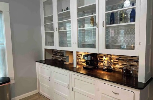 Buffalo House | Beautiful furnished 2 bdr great location Elmwood