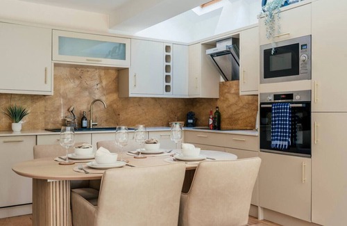 Northcote Apartment | Beautiful Ground Floor Apartment + Private Garden