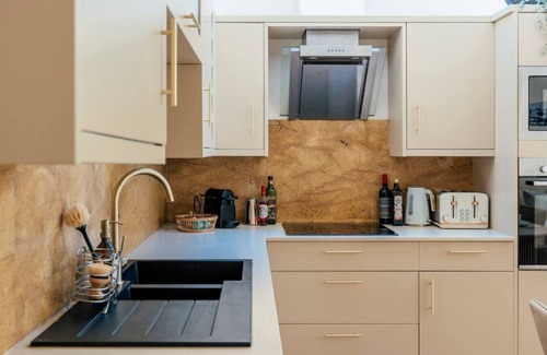 Northcote Apartment | Beautiful Ground Floor Apartment + Private Garden