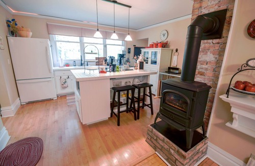 Lakeside House | Beautiful Historic Home on Flathead Lake