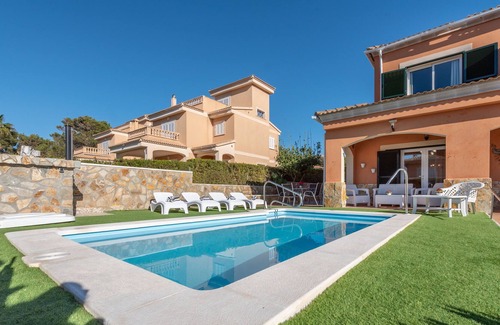 Badia Gran Ski Chalet | Beautiful Holiday Home with Pool, Terrace, Balcony & Wi-Fi; Parking Available, Pets Allowed
