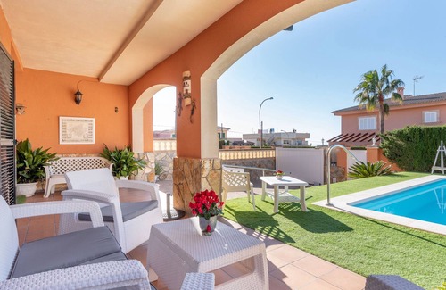Badia Gran Ski Chalet | Beautiful Holiday Home with Pool, Terrace, Balcony & Wi-Fi; Parking Available, Pets Allowed