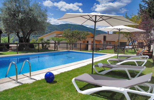 Pujarnol House | Beautiful holiday home with mountain views, big pool and close to Banyoles lake