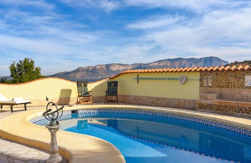 Pedreguer House | Beautiful holiday home in Pedreguer with terrace