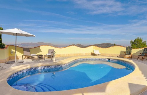 Pedreguer House | Beautiful holiday home in Pedreguer with terrace