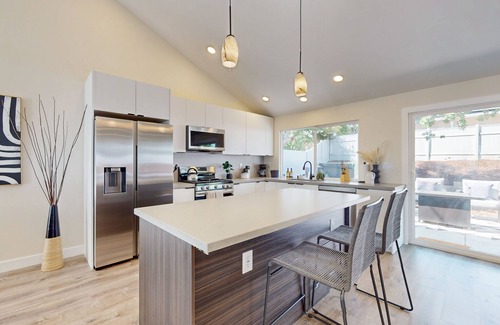 Bay Ho House | Beautiful home- close to downtown & beach w/hot tub