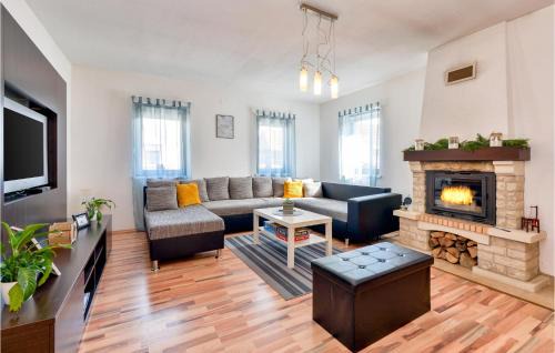 Sracinec House | Beautiful Home In Svibovec Podravski
