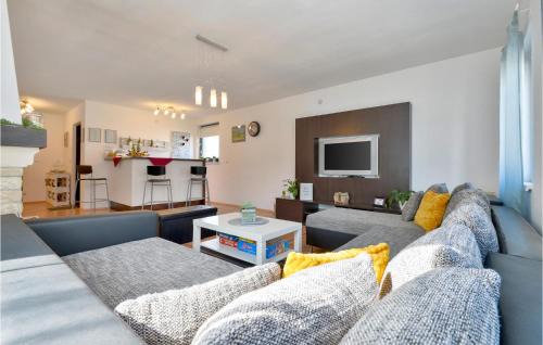 Sracinec House | Beautiful Home In Svibovec Podravski
