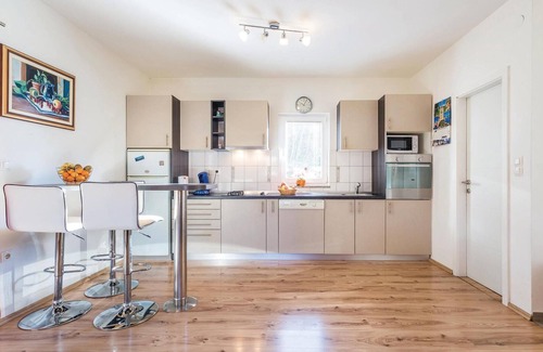 Kuceli House | Beautiful home in Jurdani with WiFi