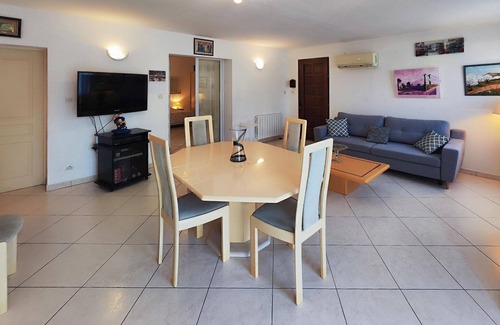 Nebian House | Beautiful home in Nébian with WiFi