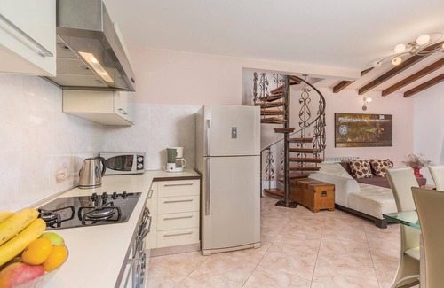 Novigrad House | Beautiful home in Novigrad with WiFi