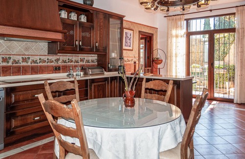 Otura House | Beautiful home in Otura with kitchen