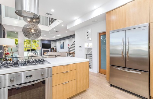 Melrose House | Beautiful home in Prime Weho w/Private Rooftop Spa! Incl. Parking/Laundry/Wifi