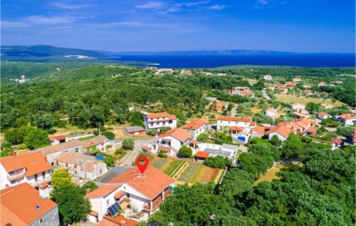 Mali Vareski House | Beautiful Home In Peruski With Kitchen