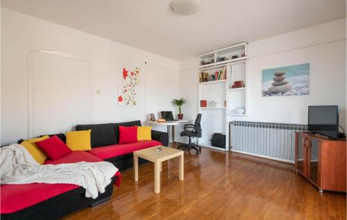 Mali Vareski House | Beautiful Home In Peruski With Kitchen