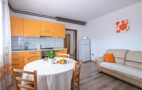 Mali Vareski House | Beautiful Home In Peruski With Kitchen